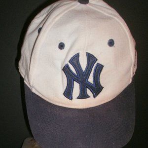 Vintage New York Yankees hat 90s white body blue bill snapback MLB baseball cap
